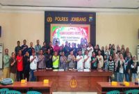 Kapolres Jombang AKBP Ardi Kurniawan memimpin konferensi pers Analisa dan Evaluasi Kamtibmas akhir tahun 2025 di GBB Mapolres Jombang. Foto Dok Ho/RadarBangsa.co.id