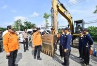 Bupati Pasuruan Rusdi Sutejo meninjau peralatan kebencanaan usai memimpin Apel Siaga Bencana di Halaman Kantor Bupati Pasuruan, Senin (15/12/2025). Foto Dok Ho/RadarBangsa.co.id