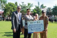 Kapolres Jombang AKBP Ardi Kurniawan bersama BRI Cabang Jombang menyerahkan bantuan TJSL berupa mesin pengering jagung kepada petani di Lapangan Polres Jombang. Foto Dok Ho/RadarBangsa.co.id
