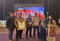 Bupati Bangkalan Lukman Hakim menerima penghargaan IGA 2025 di Jakarta. (Foto Dok Ho/RadarBangsa.co.id)