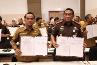 Bupati Bangkalan Lukman Hakim menandatangani PKS penerapan pidana kerja sosial dalam forum kerja sama Pemkab/Pemkot dan Kejaksaan se-Jawa Timur di Unair Surabaya. (Foto Dok Ho/RadarBangsa.co.id)