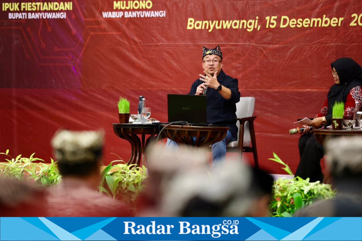 Prof. Rhenald Kasali memberikan paparan tentang tantangan Quantum Age kepada ASN Pemkab Banyuwangi, Senin (15/12/2025). (Foto Dok Ho/RadarBangsa.co.id)