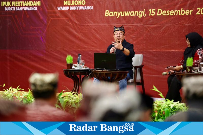 Prof. Rhenald Kasali memberikan paparan tentang tantangan Quantum Age kepada ASN Pemkab Banyuwangi, Senin (15/12/2025). (Foto Dok Ho/RadarBangsa.co.id)