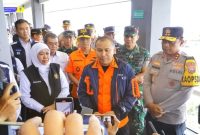 Gubernur Jawa Timur Khofifah Indar Parawansa bersama Kepala Basarnas Muhammad Safii meninjau kesiapan angkutan Natal dan Tahun Baru di Pelabuhan ASDP Ketapang, Banyuwangi. (Foto Dok Ho/RadarBangsa.co.id)