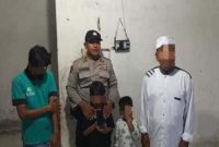 Petugas Polsek Kalitengah melakukan pengecekan ke rumah bocah 8 tahun yang menghubungi layanan darurat 110 di Desa Bojoasri, Lamongan. (Foto Dok Ho/RadarBangsa.co.id)
