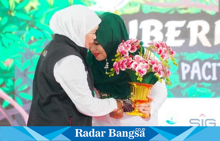 Gubernur Jawa Timur Khofifah Indar Parawansa memberikan bunga kepada anggota DPD RI Lia Istifhama dalam peringatan Hari Ibu Nasional di Pendopo Kabupaten Pacitan. Foto Dok Ho/RadarBangsa.co.id