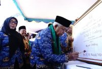 Bupati Malang Drs. H. M. Sanusi, M.M saat launching Program Madrasah Membatik di MTsN 7 Malang, Rabu (17/12). Foto Dok Ho/RadarBangsa.co.id