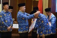 Bupati Pasuruan Rusdi Sutejo menyerahkan penghargaan kepada peraih PNS Berprestasi 2025. (Foto Dok Ho/RadarBangsa.co.id)