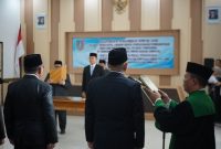 Bupati Jombang Warsubi memimpin pelantikan dan pengambilan sumpah 13 pejabat ASN di Pendopo Kabupaten Jombang, Selasa (30/12/2025). Foto Dok Ho/RadarBangsa.co.id
