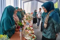 Ketua TP PKK Kabupaten Pasuruan Merita Rusdi Sutejo memberikan edukasi gizi anak saat Festival Isi Piringku di Gondangwetan. (Foto Dok Ho/RadarBangsa.co.id)