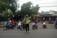 Petugas Polsek Tikung melaksanakan Commander Wish pagi dengan pengaturan lalu lintas dan membantu penyeberangan warga, Selasa (16/12/2025). Foto Dok Ho/RadarBangsa.co.id