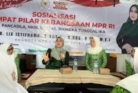 Anggota DPD RI Dr. Lia Istifhama saat menyampaikan Sosialisasi Empat Pilar Kebangsaan kepada kader PC Fatayat NU Lamongan. (Foto Dok Ho/RadarBangsa.co.id)