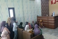 Puluhan nasabah KJ-BKN mendatangi kantor koperasi di Kecamatan Solokuro, Lamongan, menuntut kejelasan pencairan dana simpanan, Rabu (17/12/2025). Foto Dok Ho/RadarBangsa.co.id