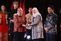 Bupati Banyuwangi Ipuk Fiestiandani menerima penghargaan Kabupaten Terinovatif dalam ajang IGA 2025 di Jakarta. (Foto Dok Ho/RadarBangsa.co.id)
