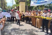 Sejumlah organisasi masyarakat menggelar aksi unjuk rasa di Kantor Dinas Pertanian Bangkalan menuntut penertiban distribusi pupuk bersubsidi. (Foto Dok Ho/RadarBangsa.co.id)