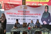 Anggota DPD RI Lia Istifhama menyampaikan materi Sosialisasi Empat Pilar Kebangsaan bersama kader Fatayat NU Tuban di kawasan Pantai Kelapa, Tuban. Foto Dok Ho/RadarBangsa.co.id