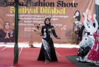 Peserta menunjukkan kreativitas dalam Festival Difabel 2025 di Pendopo Lokatantra. (Foto Dok Ho/RadarBangsa.co.id)