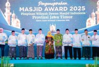 Gubernur Jawa Timur Khofifah Indar Parawansa berfoto bersama saat acara Masjid Award 2025 di Islamic Center Surabaya. (Foto Dok Ho/RadarBangsa.co.id)
