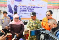 Gubernur Khofifah menyerahkan bantuan di Pidie Jaya. (Foto Dok Ho/RadarBangsa.co.id)