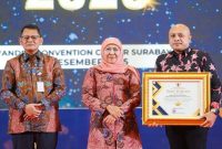 Penyerahan penghargaan layanan publik oleh Gubernur Jawa Timur Khofifah Indar Parawansa di Surabaya. (Foto Dok Ho/RadarBangsa.co.id)