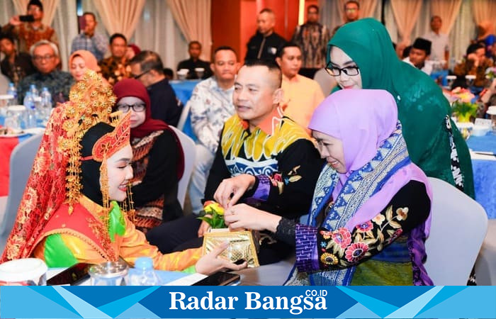 Suasana pertemuan Gubernur Khofifah dengan warga Jatim di Kepulauan Riau. (Foto Dok Ho/RadarBangsa.co.id)