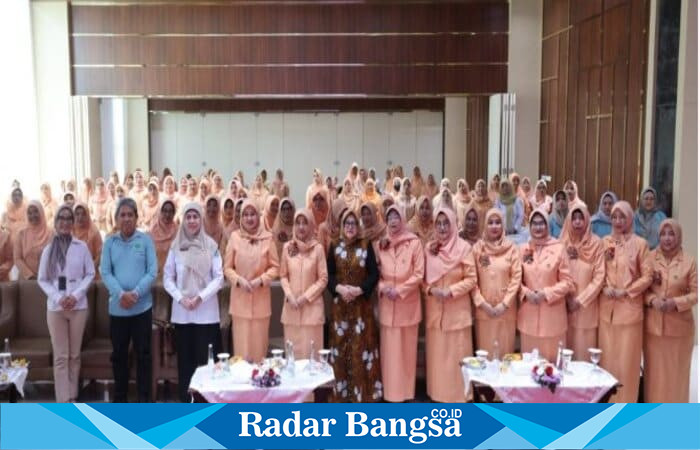 Para anggota DWP Kabupaten Pasuruan mengikuti edukasi parenting dan kesehatan dalam peringatan HUT ke-26. (Foto Dok Ho/RadarBangsa.co.id)