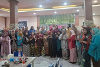 Ibu-ibu Lamongan tampil kompak dan elegan saat arisan menyambut Hari Ibu di Pingky Resto, Lamongan. Foto Dok Ho/RadarBangsa.co.id