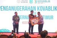 Wakil Gubernur Jawa Timur Emil Dardak menyerahkan penghargaan Finalis Top 45 KOVABLIK Jatim 2025 kepada Sekda Bangkalan Ismed Efendi. (Foto Dok Ho/RadarBangsa.co.id)