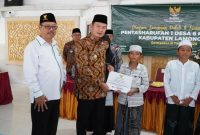 Bupati Lamongan Yuhronur Efendi menyerahkan bantuan tunai program 1 Desa 6 Mustahik yang bersumber dari zakat profesi ASN. Foto Dok Ho/RadarBangsa.co.id