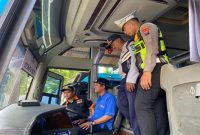 Petugas Satlantas Polres Lamongan bersama instansi terkait memeriksa kelayakan bus dan kesehatan awak bus di garasi PO bus menjelang libur Natal 2025 dan Tahun Baru 2026. (Foto Dok Ho/RadarBangsa.co.id)