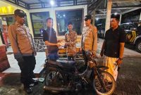 Petugas Polsek Tikung saat menyerahkan kembali sepeda motor yang ditemukan di TPU Bakalanpule kepada pemiliknya. (Foto Dok Ho/RadarBangsa.co.id)