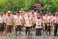 Gubernur Jawa Timur Khofifah Indar Parawansa bersama 3.000 Pramuka menanam mangrove di Pantai Cengkrong, Trenggalek. (Foto Dok Ho/RadarBangsa.co.id)