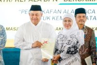 Gubernur Jawa Timur Khofifah Indar Parawansa bersama Menteri ATR/BPN Nusron Wahid menyerahkan ribuan sertipikat tanah wakaf dan tempat ibadah di Masjid Nasional Al Akbar Surabaya. (Foto Dok Ho/RadarBangsa.co.id)