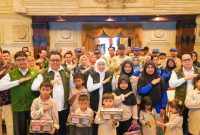 Gubernur Jawa Timur Khofifah Indar Parawansa didampingi jajaran Pemprov Jatim melepas 55 transmigran menuju tiga provinsi tujuan, Selasa (16/12). (Foto Dok Ho/RadarBangsa.co.id)