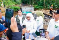 Gubernur Jawa Timur Khofifah Indar Parawansa meninjau progres pembangunan Jembatan Curah Maling dan Curah Kebo di Desa Kandangan, Kecamatan Senduro, Lumajang. (Foto Dok Ho/RadarBangsa.co.id)