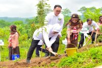Gubernur Jawa Timur Khofifah Indar Parawansa menanam pohon di Lumajang dalam rangka Hari Menanam Pohon Indonesia 2025. (Foto Dok Ho/RadarBangsa.co.id)