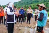 Gubernur Jawa Timur Khofifah Indar Parawansa meninjau tanggul bronjong Sungai Gedangan di Panggul, Trenggalek dan berbicara dengan salah satu petani. (Foto Dok Ho/RadarBangsa.co.id)