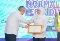 Gubernur Jawa Timur Khofifah Indar Parawansa menerima penghargaan dari Menteri Perhubungan RI Dudy Purwagandhi pada Sosialisasi dan Normalisasi ODOL 2025 di Sidoarjo. Foto Dok Ho/RadarBangsa.co.id