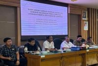 Rapat Komisi C DPRD Lamongan bersama PT Zam-Zam membahas kekurangan dokumen izin PBG. (Foto Dok Ho/RadarBangsa.co.id)