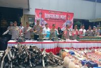 Kapolres Lamongan AKBP Agus Dwi Suryanto menyampaikan rilis akhir tahun 2025 terkait penurunan kriminalitas dan peningkatan kasus narkoba di Mapolres Lamongan. Foto Dok Ho/RadarBangsa.co.id