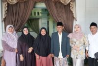 Anggota DPD RI Lia Istifhama berdialog dengan pengasuh Pondok Pesantren Roudlatud Darojat saat kunjungan kerja di Desa Banjarwati, Paciran, Lamongan. (Foto Dok Ho/RadarBangsa.co.id)