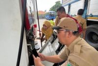 Petugas memeriksa akurasi nozzle SPBU di Pasuruan dalam sidak jelang Nataru 2026. (Foto Dok Ho/RadarBangsa.co.id)