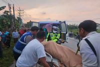 Petugas Satlantas Polres Lamongan melakukan evakuasi korban kecelakaan fatal di Jalan Sukodadi–Plembon, Desa Menongo, Kecamatan Sukodadi. Foto Dok Ho/RadarBangsa.co.id