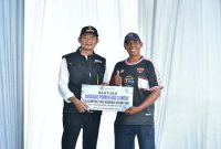 Bupati Lamongan Yuhronur Efendi saat menyerahkan  bantuan ke Petani Tebu di Desa Tunggunjagir, Mantup. (Foto Dok Ho/RadarBangsa.co.id)