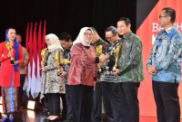 Bupati Lamongan Yuhronur Efendi menerima penghargaan Daerah Terinovatif pada ajang IGA 2025. (Foto Dok Ho/RadarBangsa.co.id)