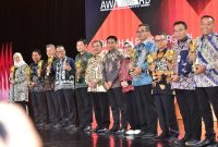 Bupati Lamongan menerima penghargaan Daerah Terinovatif dalam ajang IGA 2025 di Jakarta. (Foto Dok Ho/RadarBangsa.co.id)
