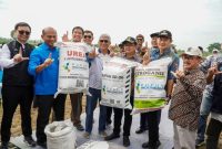 Bupati Lamongan Yuhronur Efendi bersama Dirjen Perikanan Budidaya TB Haeru Rahayu saat simulasi penebusan pupuk subsidi perikanan di Desa Sukorejo, Kecamatan Turi. Foto Dok Ho/RadarBangsa.co.id