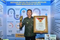Bupati Lamongan  Yuhronur Efendi Saat menerima penghargaan Daerah Terinovatif IGA 2025. (Foto Dok Ho/RadarBangsa.co.id)