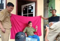 Petugas Dispendukcapil Pasuruan melakukan perekaman e-KTP bagi penyandang disabilitas di Kelurahan Bendomungal, Bangil. (Foto Dok Ho/RadarBangsa.co.id)