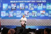 Kepala Biro Administrasi Pimpinan Sekretariat Daerah Provinsi Jawa Timur, Pulung Chausar, menyampaikan sambutan sekaligus penegasan peran strategis media dalam penguatan komunikasi publik pada Prasetya Media Summit 2025 di Surabaya. (Foto Dok Ho/RadarBangsa.co.id)